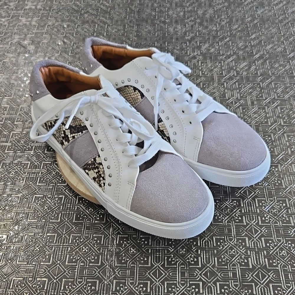 🐢 Steve Madden Annita gray and white snake skin sneakers Size 8.5